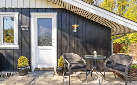 Eweline - 75M from the Sea: Dak, Huis, Deur, Verblijf, Schaduw, Siding, Werf, Landgoed, Backyard