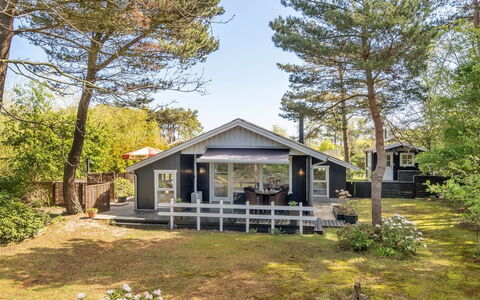 Eweline - 75M from the Sea: Dak, Huis, Deur, Verblijf, Schaduw, Siding, Werf, Landgoed, Backyard