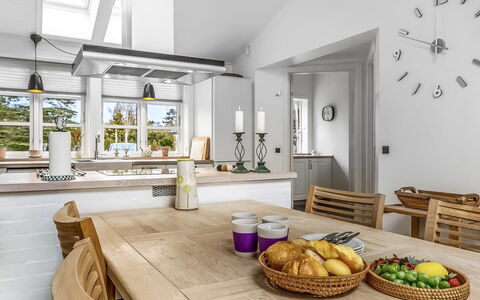 Amon - 670M from the Sea: Meubilair, Interieur Ontwerp, Flooring, Verdieping, Keuken, Countertop, Lichte Inrichting, Hout, Plafond, Stoel