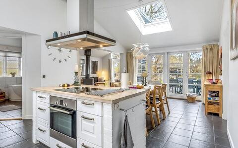 Amon - 670M from the Sea: Keuken, Meubilair, Countertop, Interieur Ontwerp, Flooring, Hout, Cabinetry, Plafond, Toestel Van De Keuken, Verdieping
