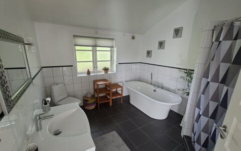 Amon - 670M from the Sea: Flooring, Loodgieterswerkinrichting, Interieur Ontwerp, Verdieping, Badkamer, Kraan, Loodgieter, Bad, Plafond, Tegel