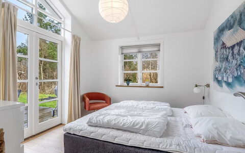 Amon - 670M from the Sea: Bed, Slaapkamer, Interieur Ontwerp, Bedding, Laken, Plafond, Linens, Meubilair, Verdieping, Bed Frame