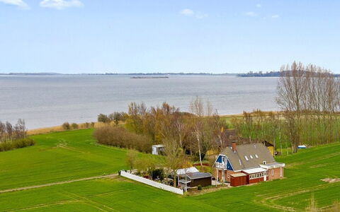 Delina - 200M from the Sea: Appartement, Schaduw, Balkon, Stoel, Hek, Buitenmeubels, Aluminium, Kunstgras
