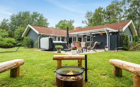 Sverker - 300M from the Sea: Dak, Huis, Huis, Verblijf, Deur, Siding, Dek, Veranda, Plank, Hardwood