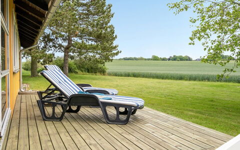 Janne - 400M from the Sea: Blauw, Struik, Verblijf, Groundcover, Tuin, Landgoed, Schaduw, Landscaping, Boerderij, Eco Hotel