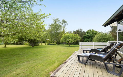 Janne - 400M from the Sea: Blauw, Struik, Verblijf, Groundcover, Tuin, Landgoed, Schaduw, Landscaping, Boerderij, Eco Hotel