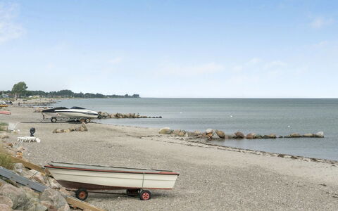Alvina - 25M from the Sea: Blauw, Struik, Verblijf, Groundcover, Tuin, Landgoed, Schaduw, Landscaping, Boerderij, Eco Hotel