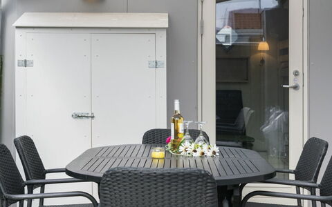 Alvina - 25M from the Sea: Blauw, Struik, Verblijf, Groundcover, Tuin, Landgoed, Schaduw, Landscaping, Boerderij, Eco Hotel