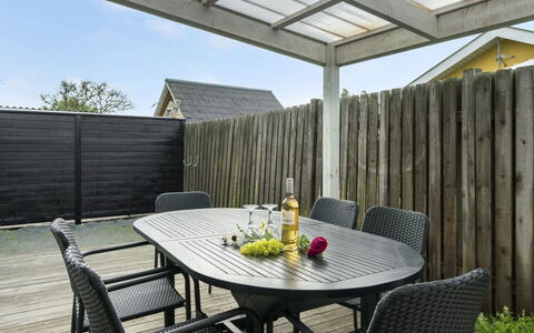 Alvina - 25M from the Sea: Blauw, Struik, Verblijf, Groundcover, Tuin, Landgoed, Schaduw, Landscaping, Boerderij, Eco Hotel