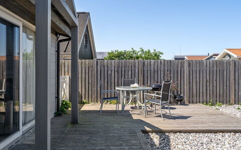 Alvina - 25M from the Sea: Blauw, Struik, Verblijf, Groundcover, Tuin, Landgoed, Schaduw, Landscaping, Boerderij, Eco Hotel