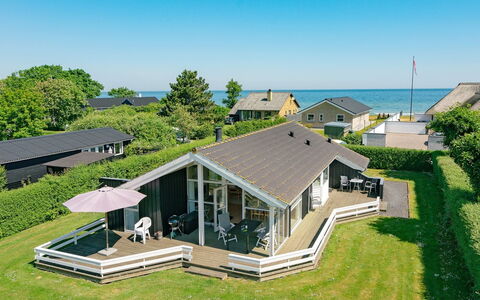 Maybritt - 100M from the Sea: Blauw, Struik, Verblijf, Groundcover, Tuin, Landgoed, Schaduw, Landscaping, Boerderij, Eco Hotel