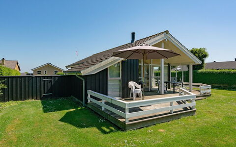 Maybritt - 100M from the Sea: Blauw, Struik, Verblijf, Groundcover, Tuin, Landgoed, Schaduw, Landscaping, Boerderij, Eco Hotel