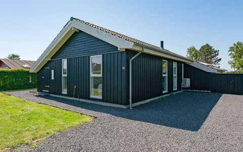 Maybritt - 100M from the Sea: Blauw, Struik, Verblijf, Groundcover, Tuin, Landgoed, Schaduw, Landscaping, Boerderij, Eco Hotel