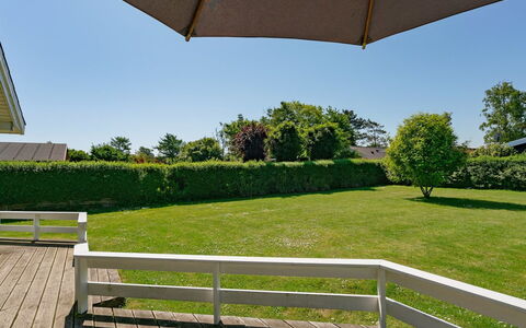 Maybritt - 100M from the Sea: Blauw, Struik, Verblijf, Groundcover, Tuin, Landgoed, Schaduw, Landscaping, Boerderij, Eco Hotel