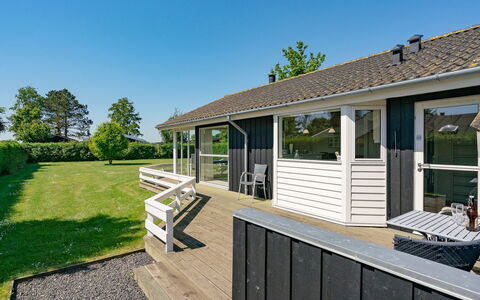 Maybritt - 100M from the Sea: Blauw, Struik, Verblijf, Groundcover, Tuin, Landgoed, Schaduw, Landscaping, Boerderij, Eco Hotel