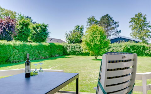 Maybritt - 100M from the Sea: Blauw, Struik, Verblijf, Groundcover, Tuin, Landgoed, Schaduw, Landscaping, Boerderij, Eco Hotel