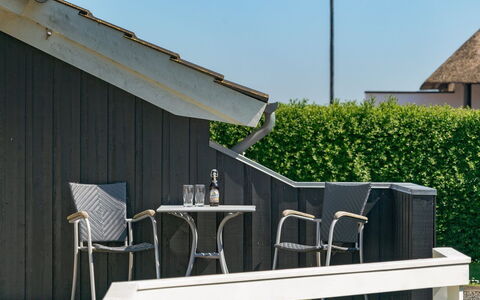 Maybritt - 100M from the Sea: Blauw, Struik, Verblijf, Groundcover, Tuin, Landgoed, Schaduw, Landscaping, Boerderij, Eco Hotel