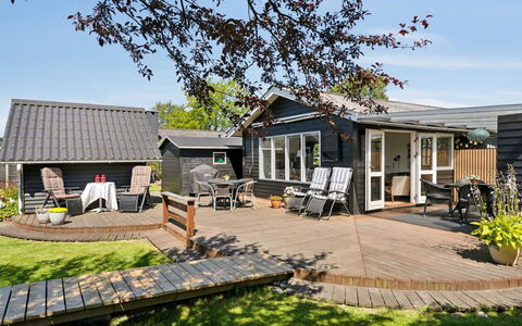 Ainikki - 200M from the Sea: Blauw, Struik, Verblijf, Groundcover, Tuin, Landgoed, Schaduw, Landscaping, Boerderij, Eco Hotel