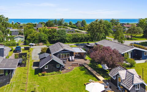 Ainikki - 200M from the Sea: Blauw, Struik, Verblijf, Groundcover, Tuin, Landgoed, Schaduw, Landscaping, Boerderij, Eco Hotel