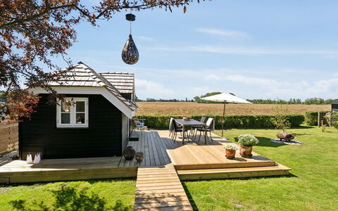 Ainikki - 200M from the Sea: Blauw, Struik, Verblijf, Groundcover, Tuin, Landgoed, Schaduw, Landscaping, Boerderij, Eco Hotel