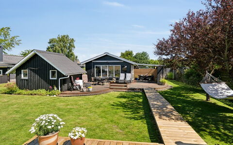 Ainikki - 200M from the Sea: Blauw, Struik, Verblijf, Groundcover, Tuin, Landgoed, Schaduw, Landscaping, Boerderij, Eco Hotel