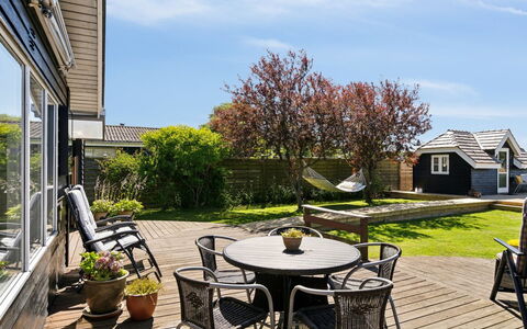 Ainikki - 200M from the Sea: Blauw, Struik, Verblijf, Groundcover, Tuin, Landgoed, Schaduw, Landscaping, Boerderij, Eco Hotel