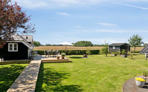 Ainikki - 200M from the Sea: Blauw, Struik, Verblijf, Groundcover, Tuin, Landgoed, Schaduw, Landscaping, Boerderij, Eco Hotel