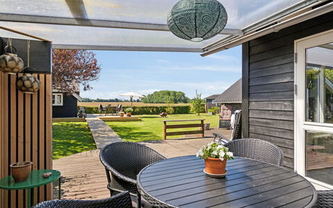 Ainikki - 200M from the Sea: Blauw, Struik, Verblijf, Groundcover, Tuin, Landgoed, Schaduw, Landscaping, Boerderij, Eco Hotel