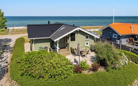 Diertje - 10M from the Sea: Blauw, Struik, Verblijf, Groundcover, Tuin, Landgoed, Schaduw, Landscaping, Boerderij, Eco Hotel