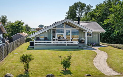 Diertje - 10M from the Sea: Blauw, Struik, Verblijf, Groundcover, Tuin, Landgoed, Schaduw, Landscaping, Boerderij, Eco Hotel