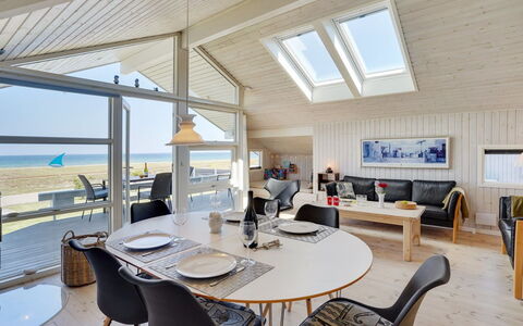 Diertje - 10M from the Sea: Blauw, Struik, Verblijf, Groundcover, Tuin, Landgoed, Schaduw, Landscaping, Boerderij, Eco Hotel