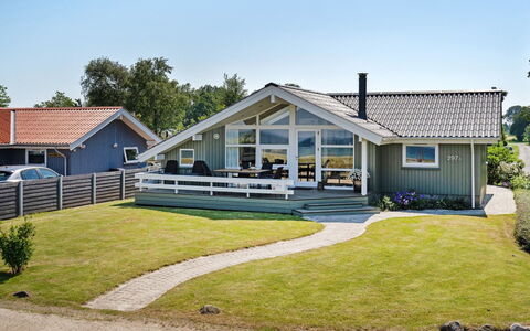 Diertje - 10M from the Sea: Blauw, Struik, Verblijf, Groundcover, Tuin, Landgoed, Schaduw, Landscaping, Boerderij, Eco Hotel