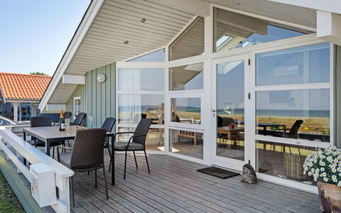 Diertje - 10M from the Sea: Blauw, Struik, Verblijf, Groundcover, Tuin, Landgoed, Schaduw, Landscaping, Boerderij, Eco Hotel