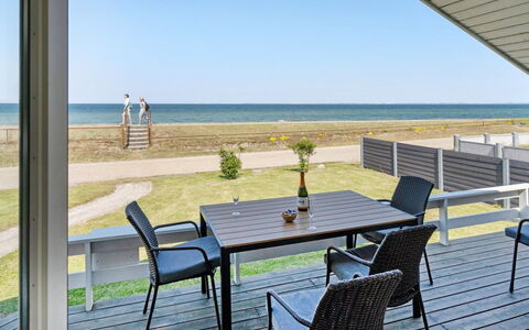 Diertje - 10M from the Sea: Blauw, Struik, Verblijf, Groundcover, Tuin, Landgoed, Schaduw, Landscaping, Boerderij, Eco Hotel
