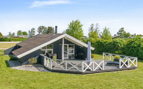 Nilsa - 400M from the Sea: Blauw, Struik, Verblijf, Groundcover, Tuin, Landgoed, Schaduw, Landscaping, Boerderij, Eco Hotel