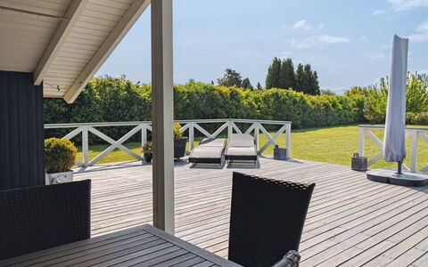 Nilsa - 400M from the Sea: Blauw, Struik, Verblijf, Groundcover, Tuin, Landgoed, Schaduw, Landscaping, Boerderij, Eco Hotel