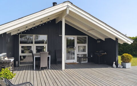 Nilsa - 400M from the Sea: Blauw, Struik, Verblijf, Groundcover, Tuin, Landgoed, Schaduw, Landscaping, Boerderij, Eco Hotel