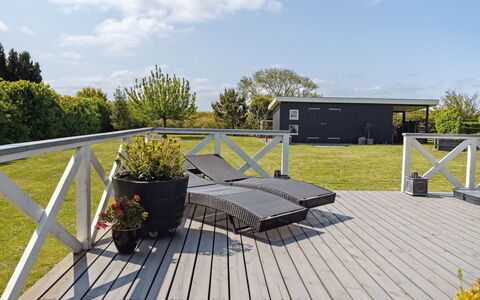 Nilsa - 400M from the Sea: Blauw, Struik, Verblijf, Groundcover, Tuin, Landgoed, Schaduw, Landscaping, Boerderij, Eco Hotel