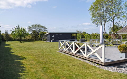 Nilsa - 400M from the Sea: Blauw, Struik, Verblijf, Groundcover, Tuin, Landgoed, Schaduw, Landscaping, Boerderij, Eco Hotel
