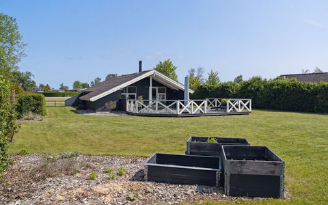 Nilsa - 400M from the Sea: Blauw, Struik, Verblijf, Groundcover, Tuin, Landgoed, Schaduw, Landscaping, Boerderij, Eco Hotel