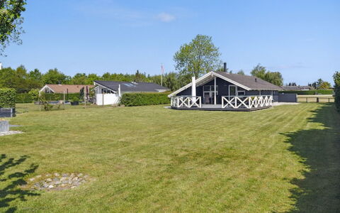 Nilsa - 400M from the Sea: Blauw, Struik, Verblijf, Groundcover, Tuin, Landgoed, Schaduw, Landscaping, Boerderij, Eco Hotel