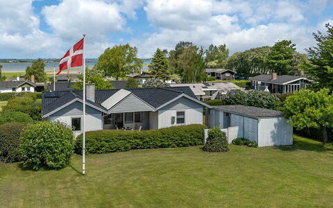 Rise - 250M from the Sea: Blauw, Struik, Verblijf, Groundcover, Tuin, Landgoed, Schaduw, Landscaping, Boerderij, Eco Hotel