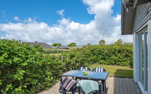 Rise - 250M from the Sea: Blauw, Struik, Verblijf, Groundcover, Tuin, Landgoed, Schaduw, Landscaping, Boerderij, Eco Hotel