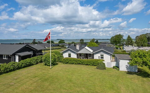 Rise - 250M from the Sea: Blauw, Struik, Verblijf, Groundcover, Tuin, Landgoed, Schaduw, Landscaping, Boerderij, Eco Hotel