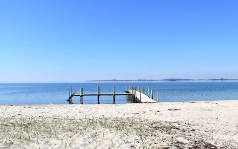 Rise - 250M from the Sea: Blauw, Struik, Verblijf, Groundcover, Tuin, Landgoed, Schaduw, Landscaping, Boerderij, Eco Hotel