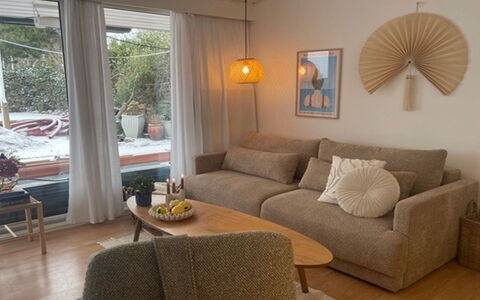 Daike - 25M from the Sea: Meubilair, Interieur Ontwerp, Flooring, Verdieping, Bankstel, Hout, Woonkamer, Kamer, Textiel, Huis