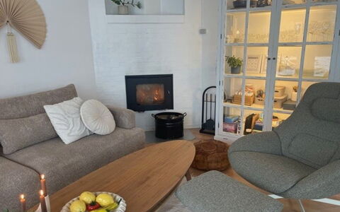 Daike - 25M from the Sea: Meubilair, Flooring, Verdieping, Interieur Ontwerp, Houten Vloer, Woonkamer, Bankstel, Huis, Kamer, Tafel