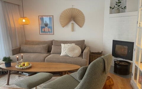 Daike - 25M from the Sea: Meubilair, Interieur Ontwerp, Flooring, Hout, Bankstel, Woonkamer, Verdieping, Tafel, Kamer, Verlichting