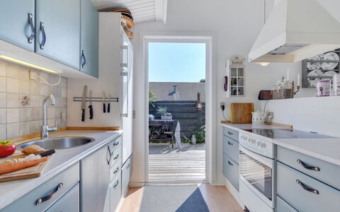 Daike - 25M from the Sea: Keuken, Flooring, Hout, Countertop, Interieur Ontwerp, Verdieping, Meubilair, Toestel Van De Keuken, Huis, Cabinetry