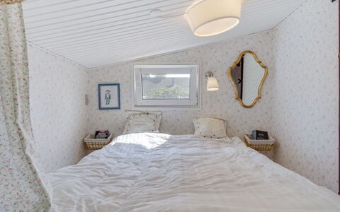 Daike - 25M from the Sea: Slaapkamer, Interieur Ontwerp, Bed, Bedding, Laken, Linens, Plafond, Textiel, Meubilair, Verlichting